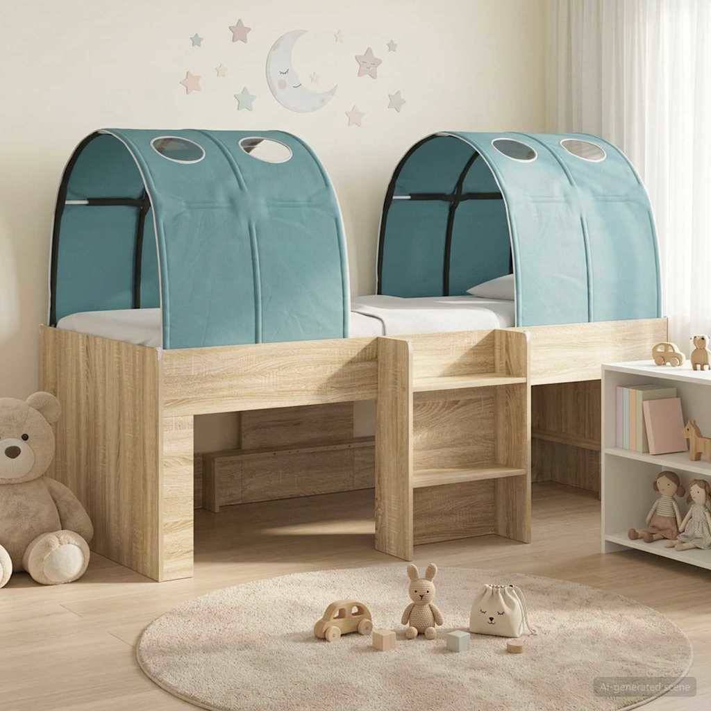 Zwei erhöhte Kinderbetten mit türkisfarbenen Baldachinen und integrierten Treppen in einem sanft gestalteten Spielzimmer in Pastelltönen.