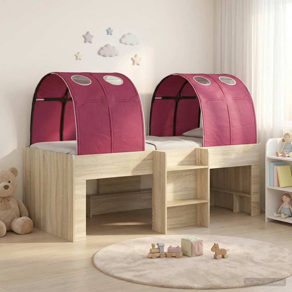 Zwei erhöhte Etagenbetten mit magentafarbenen Baldachinen in einem Kinderzimmer, mit Treppen und Regalen dazwischen.