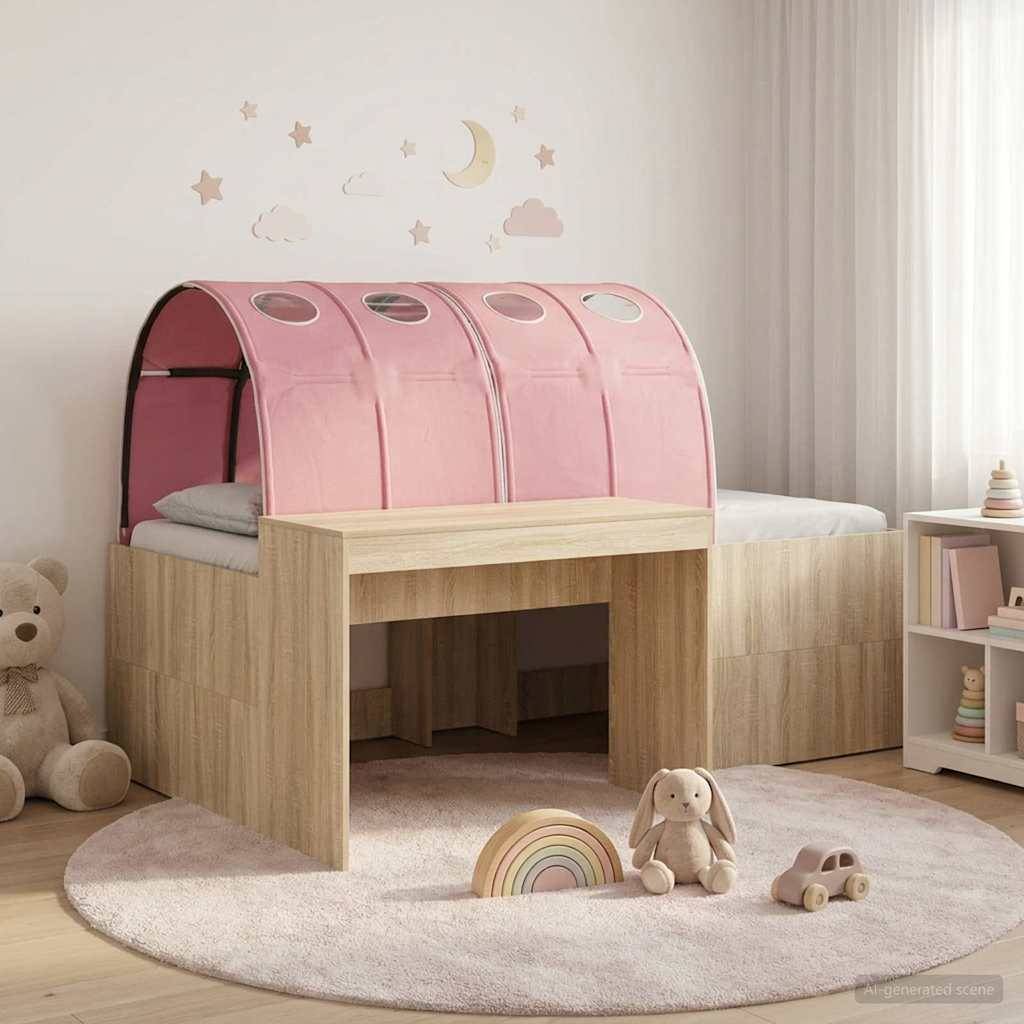 Kinderbett mit rosa Baldachin und integriertem Schreibtisch/Spielbereich in einem sanften, Pastellschlafzimmer, mit Spielzeug und einem Teddybär auf einem runden Teppich.