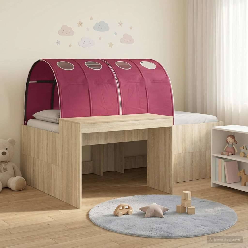 Kinderzimmer mit einem Hochbett aus Holz, magentafarbenem Baldachindach, Teppich mit Spielzeug, Teddy bär und einem kleinen Bücherregal am Fenster.