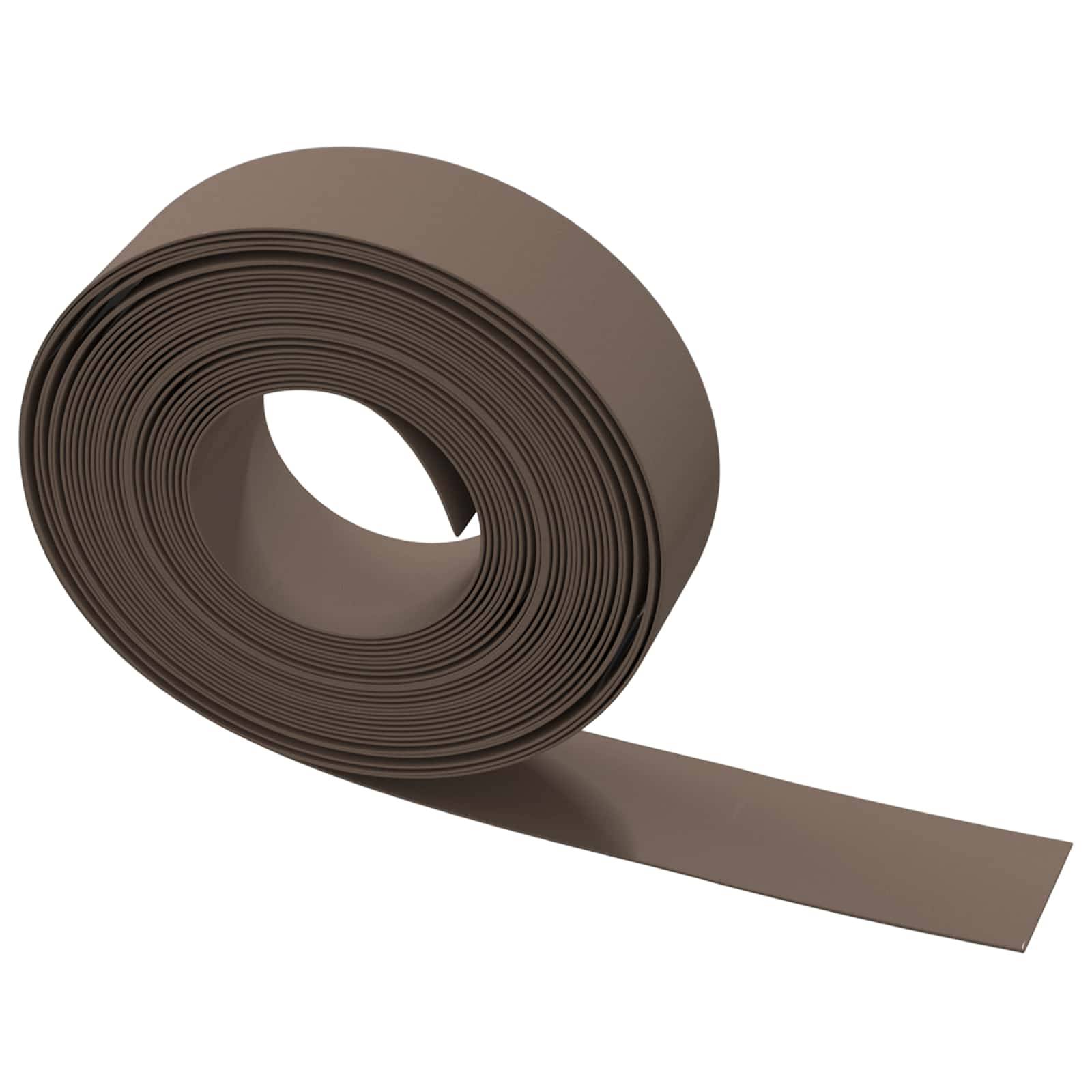 Braunes aufgerolltes Streifen- oder Klebeband mit einem ausgerollten Ende auf weißem Hintergrund.