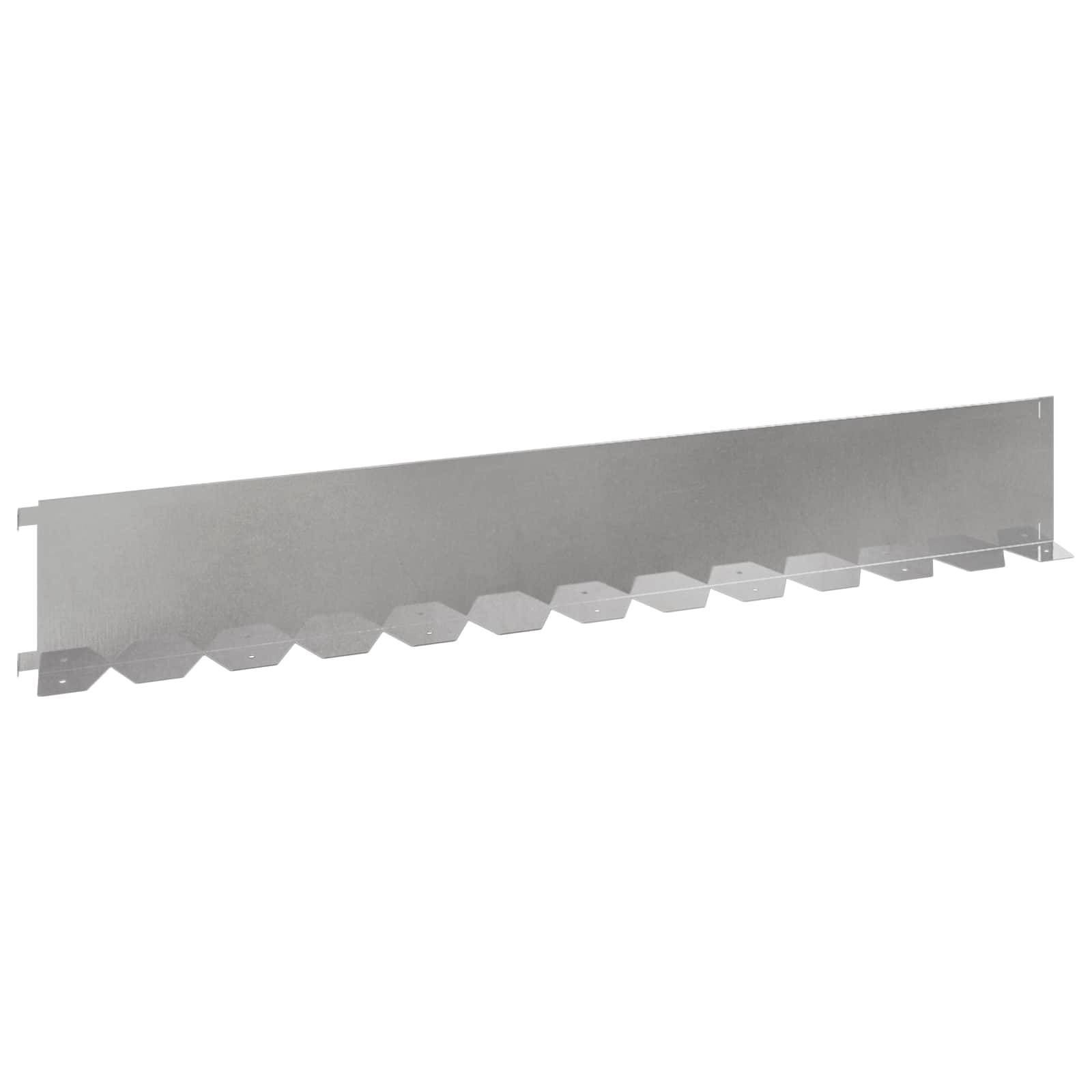 Langes graues Metallpaneel zum Wandanbringen mit gezacktem unteren Rand und Befestigungslaschen an beiden Enden, dargestellt auf weißem Hintergrund.