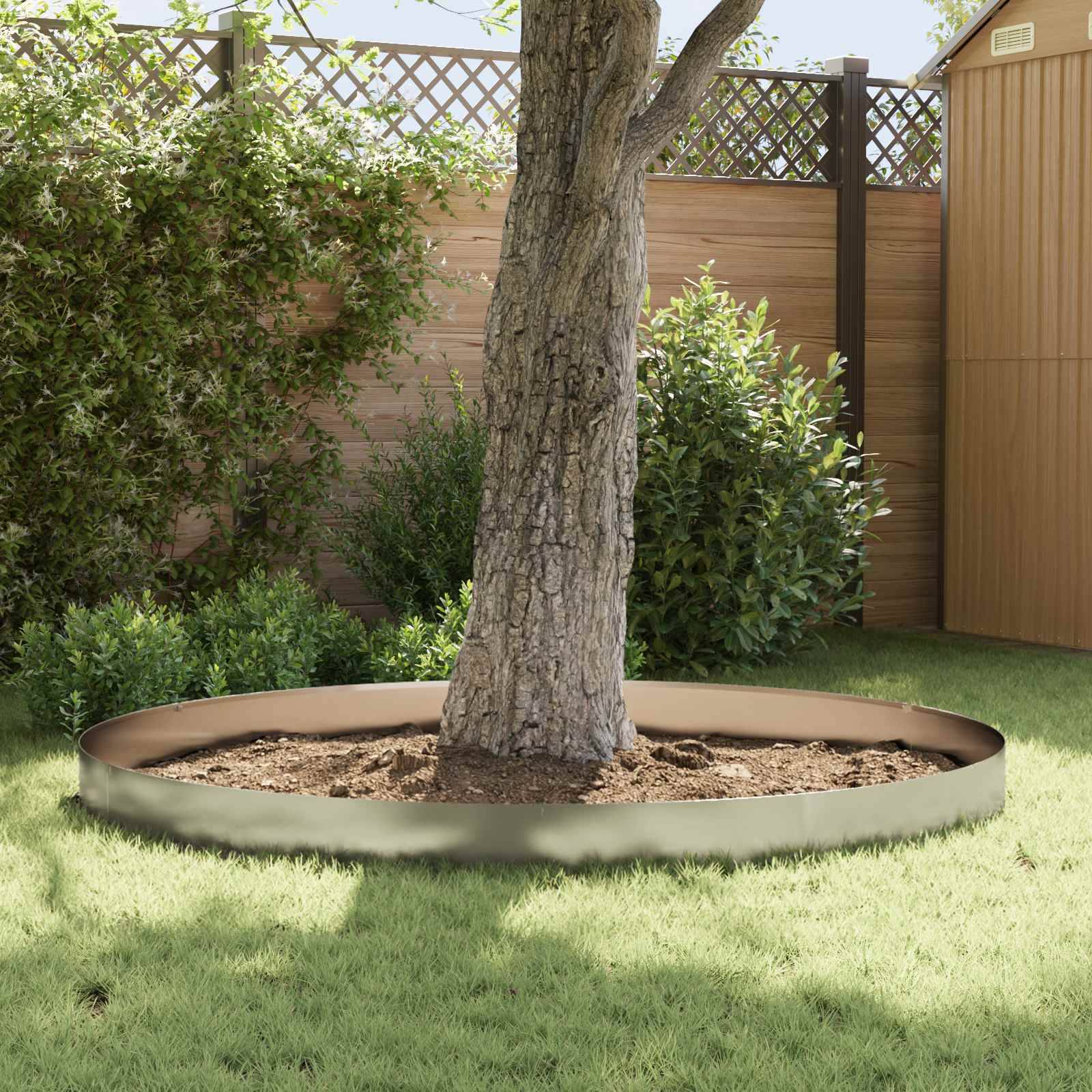 Ein Baum in einem kreisförmigen Metallbaumring umgibt ein mit Mulch bedecktes Beet in einem grasigen Hinterhof mit einem Holzzaun und Sträuchern.