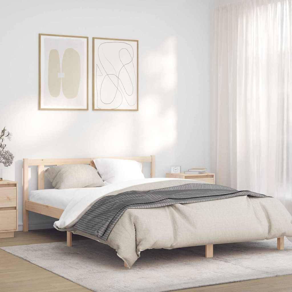 Minimales Schlafzimmer mit hellem Holzbett, grauer Wurfdecke, Nachttisch, gerahmtem Wandkunstwerk und durchscheinenden Gardinen im weichen Naturlicht.