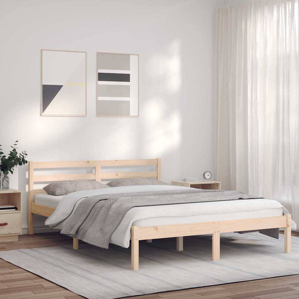 Minimalistisches Schlafzimmer mit einem Bett aus hellem Holz, grauer Bettwäsche, Wandkunst, Nachttisch, Teppich und transparenten Vorhängen im sanften Tageslicht.