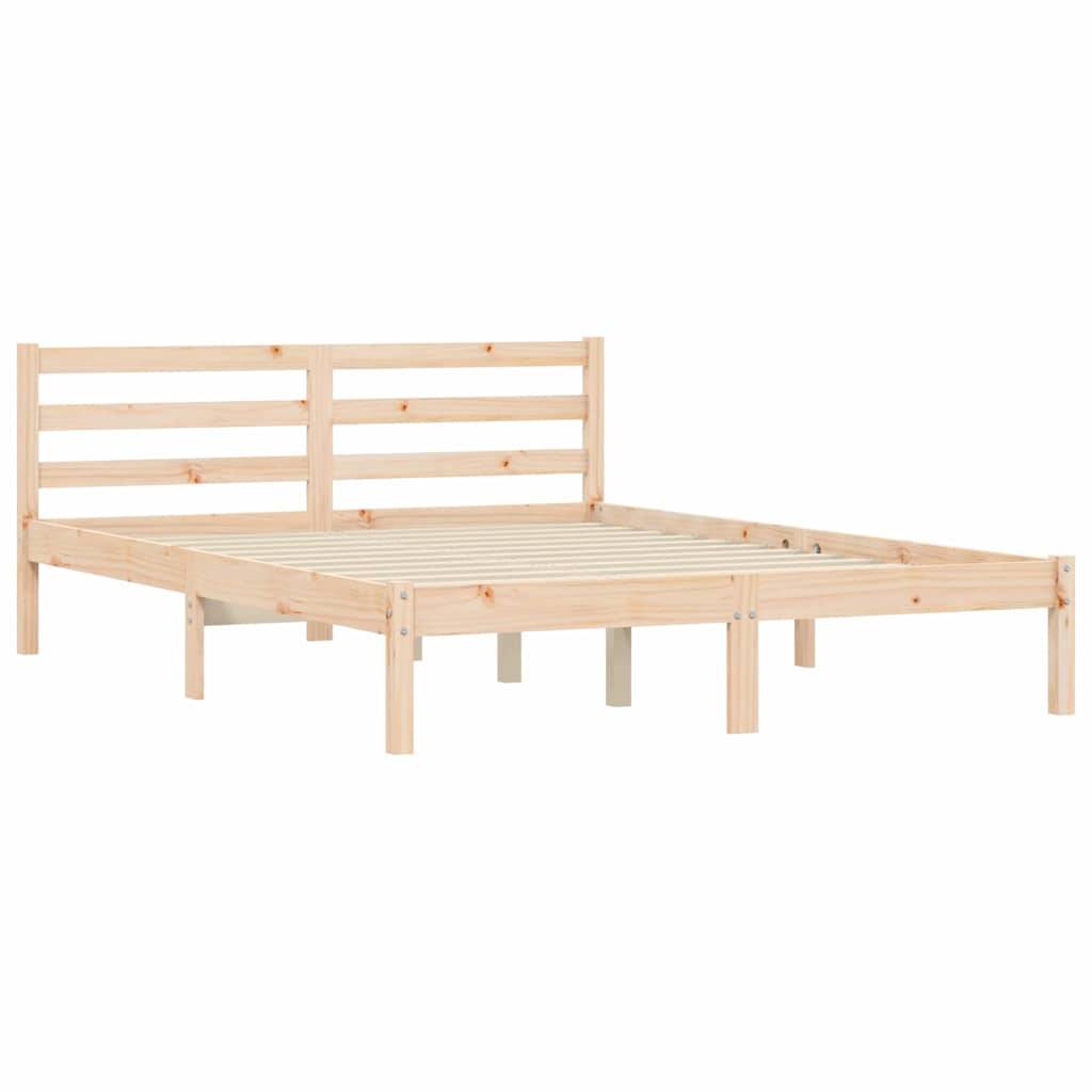 Helles Holzbettgestell mit Lamellenkopfteil und Plattformbasis auf weißem Hintergrund.