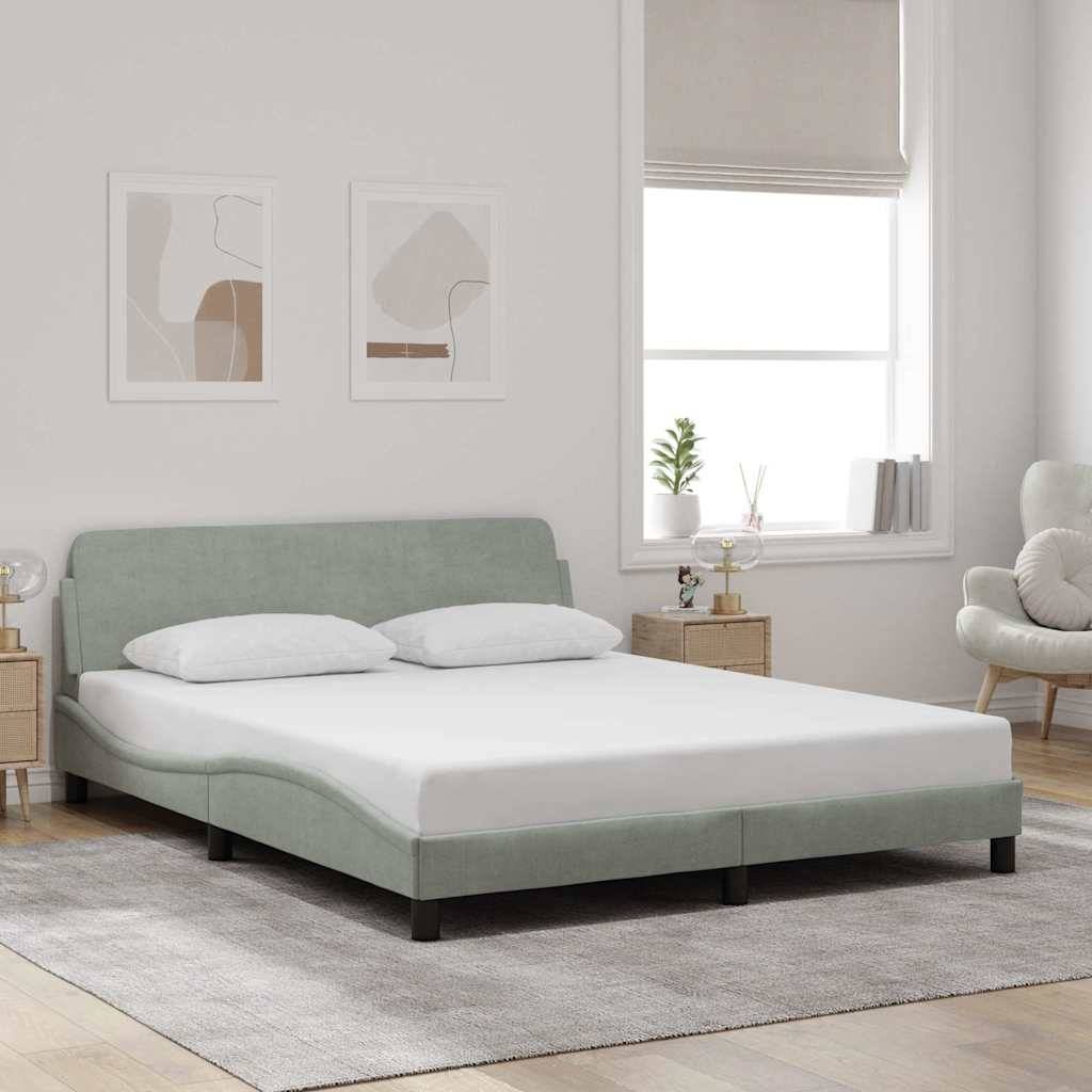 Hellgrün gepolstertes Bett mit weißer Bettwäsche in einem hellen, minimalistischen Schlafzimmer mit gerahmter Wandkunst, Teppich, Fenster und Nachttischen.