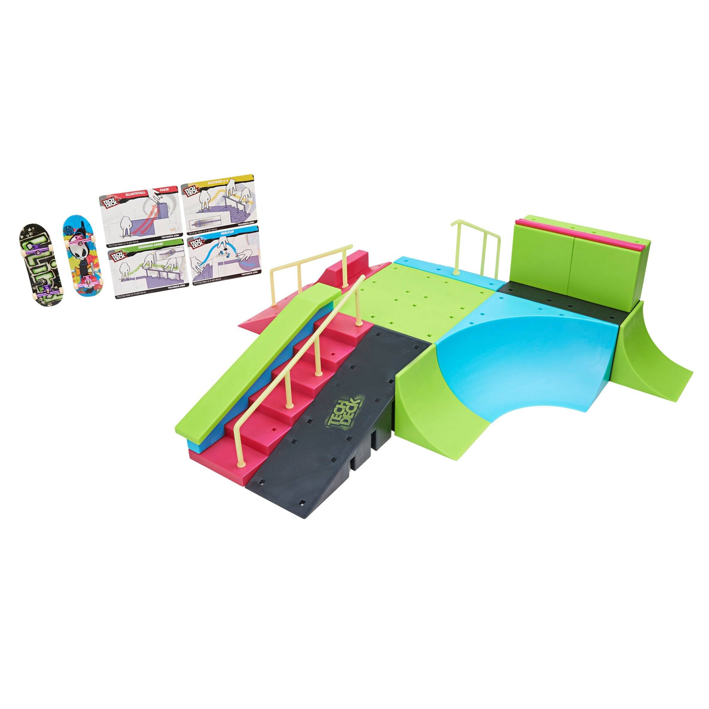 Bunter modularer Skatepark mit Rampen, Schienen, Bowl und Plattformen, gezeigt mit zwei Skateboards und vier Anleitetafeln.