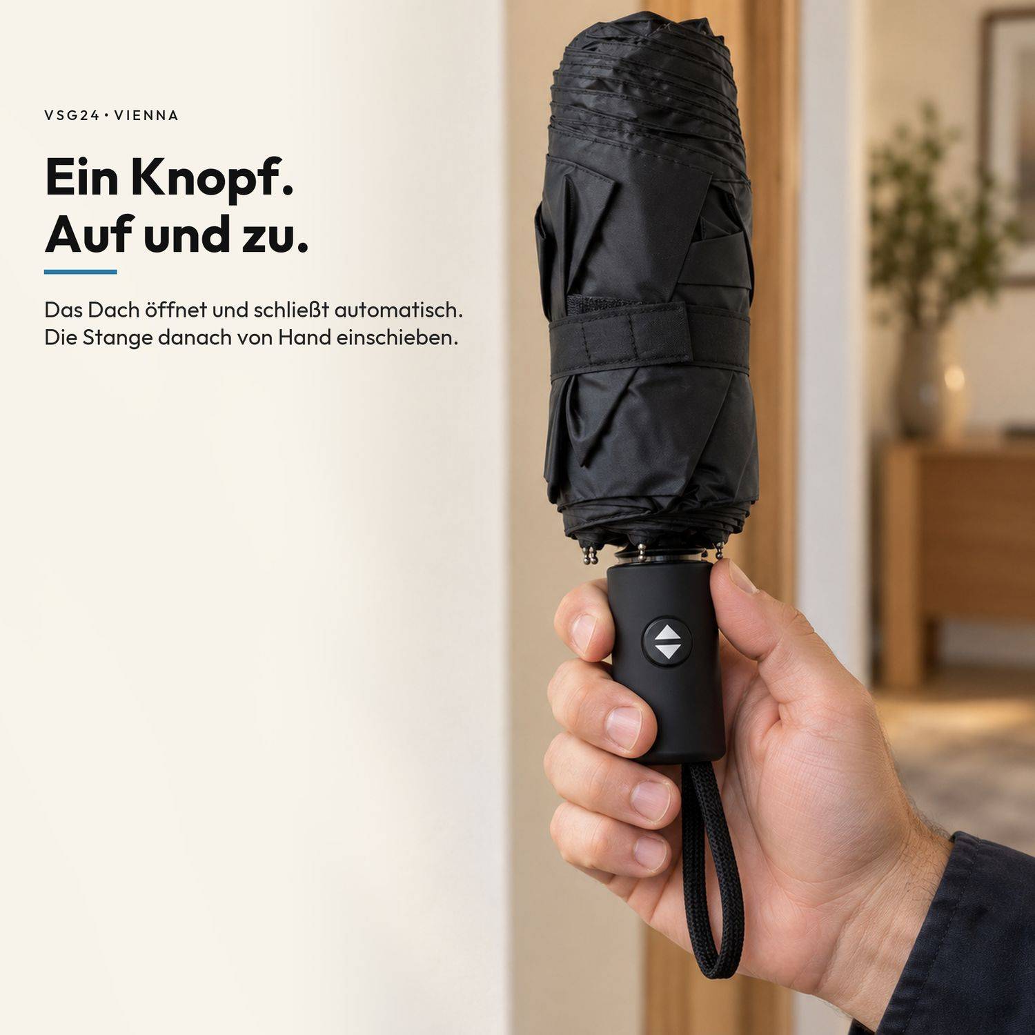 Hand hält einen schwarzen Regenschirm mit einem Knopf; deutscher Text besagt, dass ein Knopf das Dach automatisch öffnet und schließt, dann den Schaft von Hand hineinschieben.