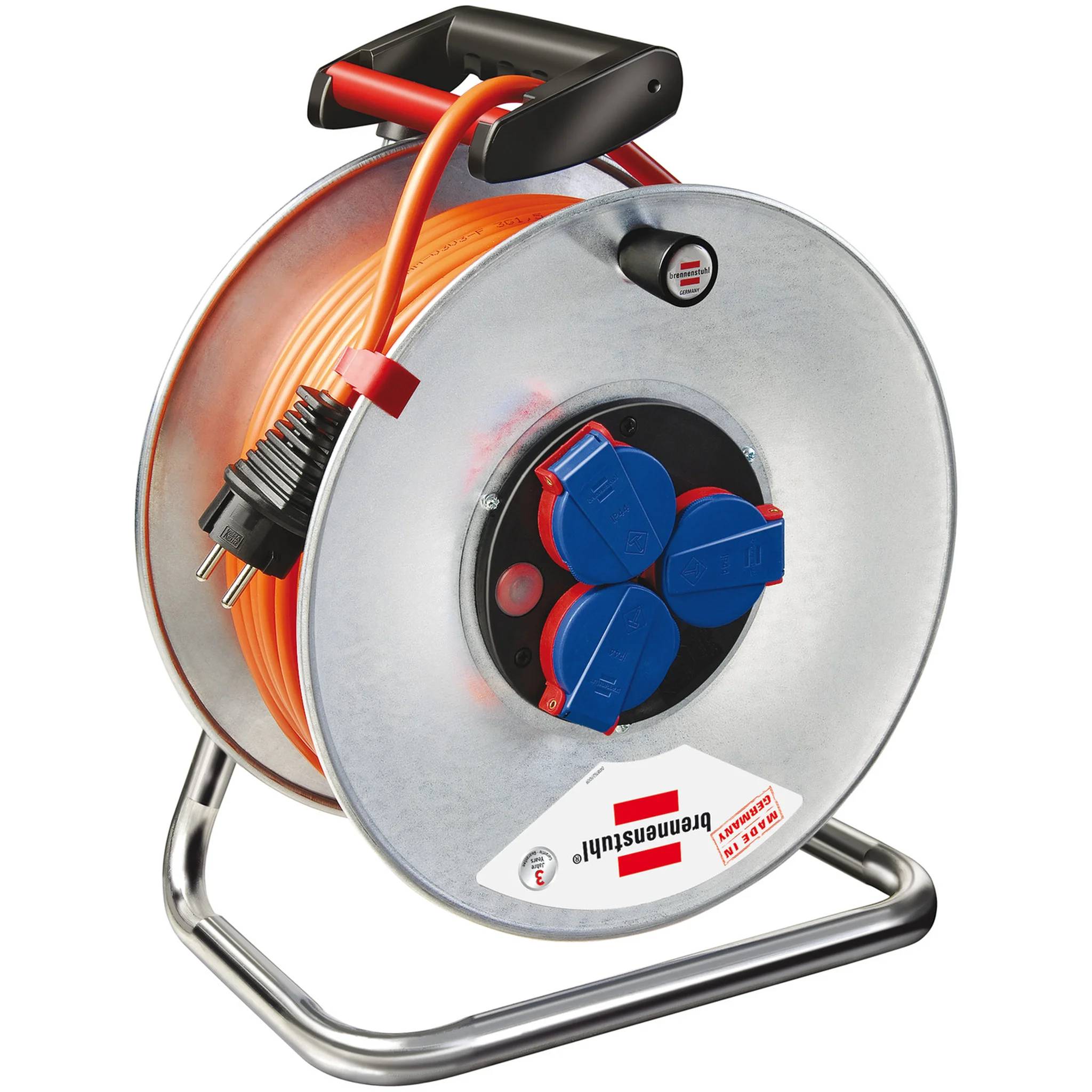 Tragbare elektrische Kabelrolle mit aufgerolltem orangefarbenem Verlängerungskabel, drei blauen Steckdosen und einem Griff auf einem Metallständer