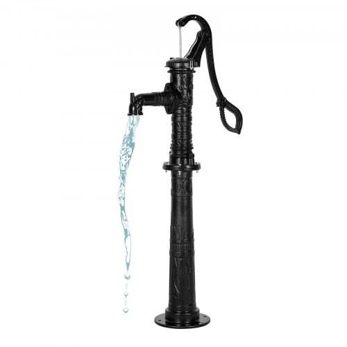Handpumpe aus schwarzem Metall an einem Wasserbrunnen mit Wasser, das aus der Auslassklappe auf weißem Hintergrund fließt.