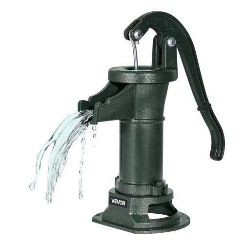 Schwarze Handpumpe mit gebogenem Hebel, die Wasser aus ihrer Tülle auf weißem Hintergrund ausstößt.