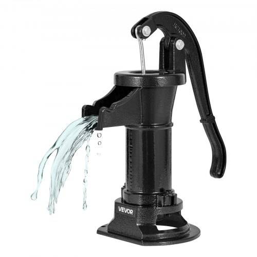 Schwarze Handpumpe, die Wasser aus einer Öffnung abgibt, auf weißem Hintergrund dargestellt.