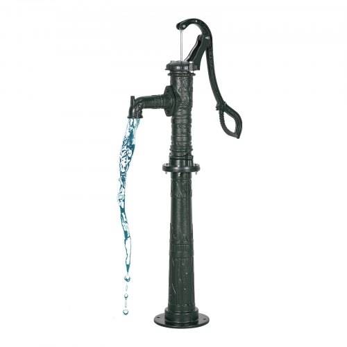 Schwarze Handwasserpumpe mit Wasser, das aus der Tülle auf weißem Hintergrund fließt.