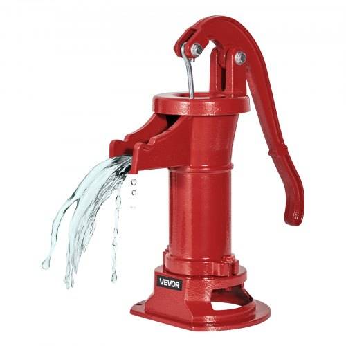 Rote, handbetätigte Wasserpumpe, die Wasser aus ihrer Tülle auf weißem Hintergrund ausspritzt.