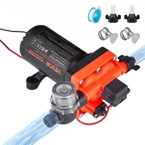 Elektrische Membran-Wasserpumpe mit Einlass-/Auslassarmaturen und Schlauchschellen, dargestellt neben mitgelieferten Zubehörteilen.
