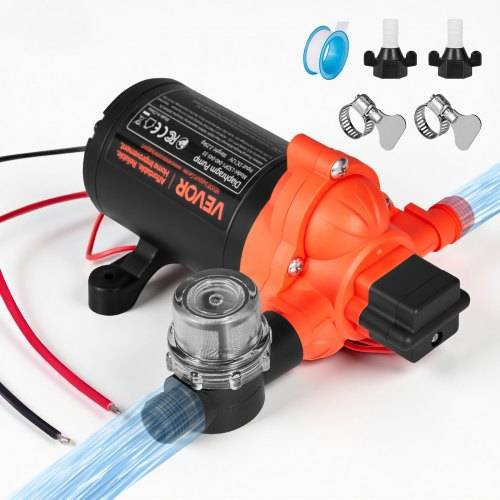 Elektrische Wasserpumpe mit orangem Gehäuse und schwarzem Motor, abgebildet mit angebrachtem Schlauch, lockeren Drähten und im Lieferumfang enthaltenen Schlauchschellenbefestigungen auf weißem Hintergrund.