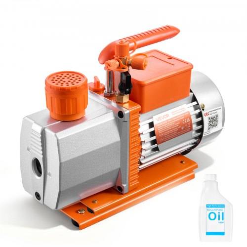 Orange- und silberfarbene Vakuumpumpe mit Griff und Ölflasche daneben auf weißem Hintergrund abgebildet.