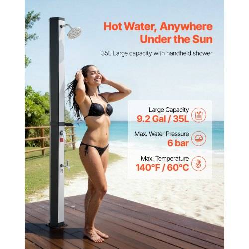 Werbeanzeige für eine Outdoor-Solardusche mit einer Frau am Strand neben einer hohen Duschanlage; der Text besagt „Heißes Wasser, überall unter der Sonne" und listet auf: 35-Liter-Kapazität, 6 bar Druck, maximale Temperatur 140°F/60°C.