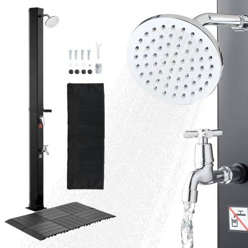 Outdoor-Duschset mit Solarheizung, schwarzem Panel, Handbrause, Wasserhahn und Fußdusche, dargestellt mit enthaltenen Befestigungsteilen und Abdeckung.