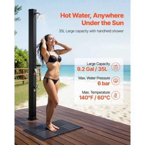 Outdoor-Solardusche am Strand mit einer Frau unter der Dusche; Text hebt hervor „Warmes Wasser, überall unter der Sonne", 35-L-Kapazität, 6 bar Maximaldruck, maximale Temperatur von 140°F/60°C.