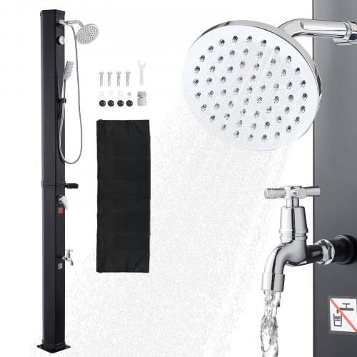 Schwarzes Außenduschenpanel-Set mit Deckenbrause und Handbrause, Armatur und montiertem Zubehör auf weißem Hintergrund