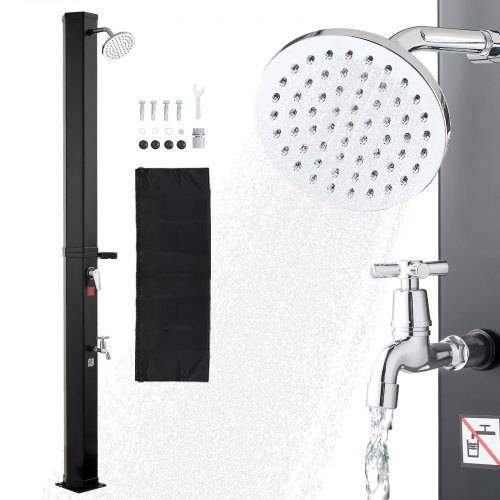 Schwarzes Außenduschset mit hohem Pfosten, rundem Duschkopf, Armatur und beiliegender Montagehardware auf weißem Hintergrund dargestellt.