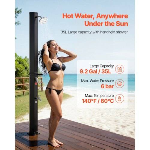 Strandnahe Außen-Solardusche mit Frau im Bikini; Text lautet „Heißes Wasser, überall unter der Sonne", 35-Liter-Kapazität, maximaler Druck 6 bar, maximale Temperatur 140°F/60°C.