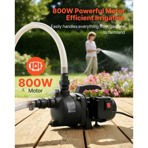 Produkt-Anzeige für eine 800W-Bewässerungswasserpumpe auf einem Holzdeck mit angeschlossenem Schlauch und einer Person, die im Hintergrund einen Garten bewässert.