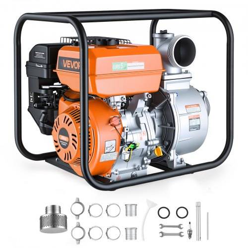 Tragbare Benzin-Wasserpumpe mit orangefarbenem Motor in einem schwarzen Schutzrahmen, dargestellt mit mitgelieferten Schlauchanschlüssen und Ersatzteilen darunter.