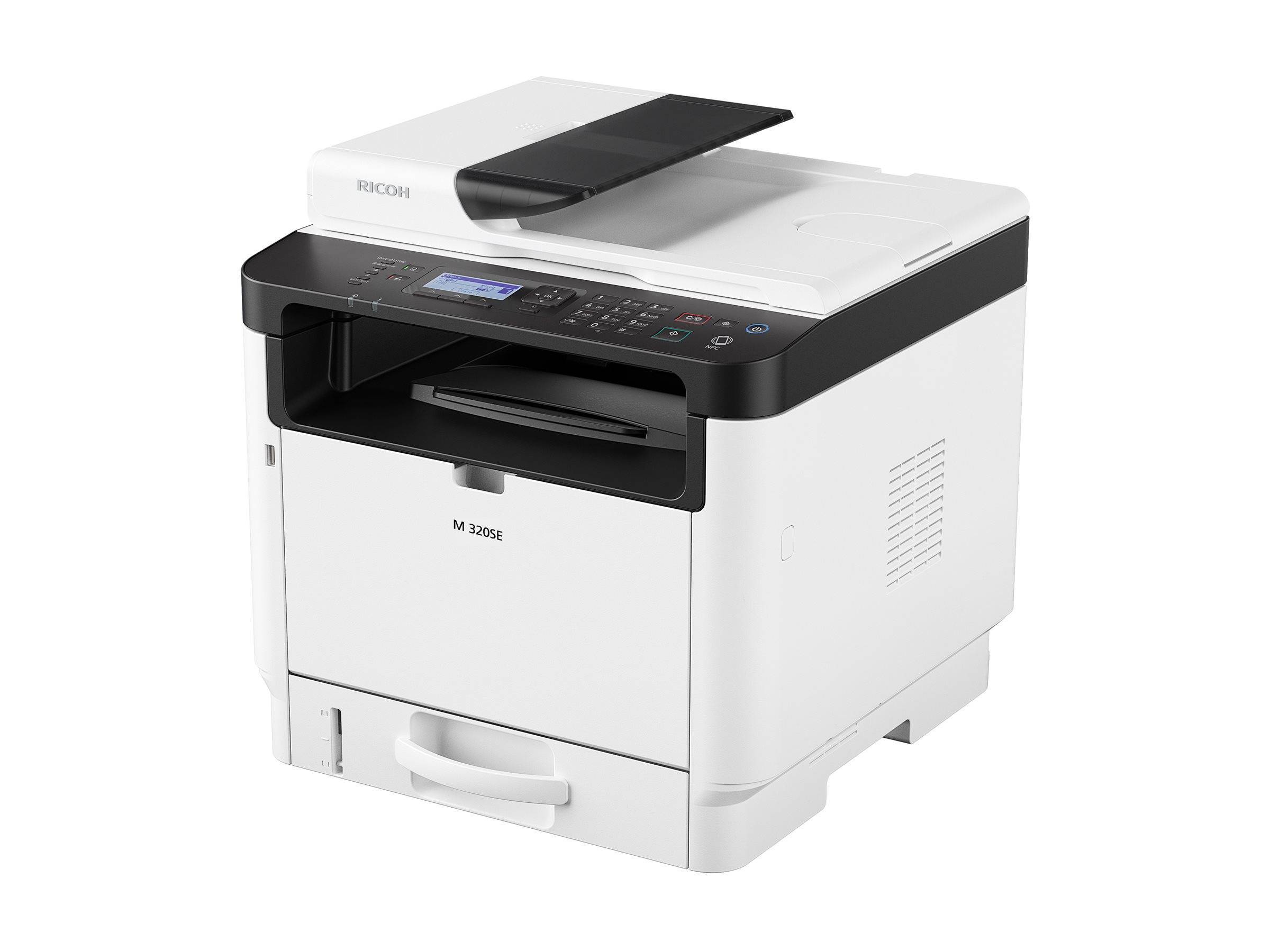 Weißer Ricoh Multifunktions-Laserdrucker mit Scanner und Bedienfeld, gezeigt vor einem einfachen Hintergrund.