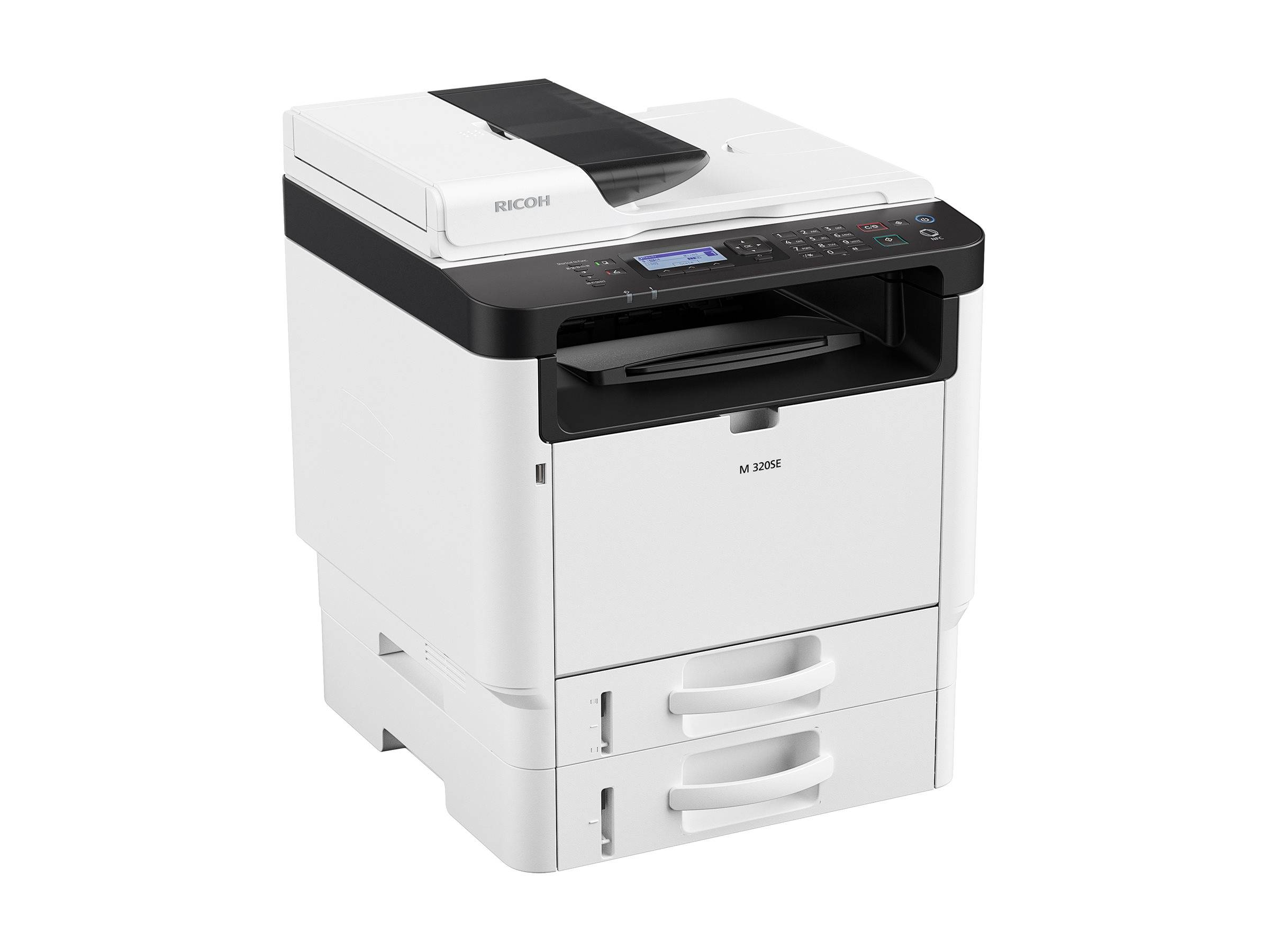Weißer Ricoh-Multifunktionsdrucker mit Scanner, Bedienfeld und zwei Papierfächern vor weißem Hintergrund.