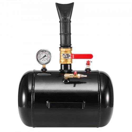 Schwarzer Druckluftbehälter mit Druckmanometer, rotem Ventilhebel und schwarzem Ansaugschlauch auf weißem Hintergrund.