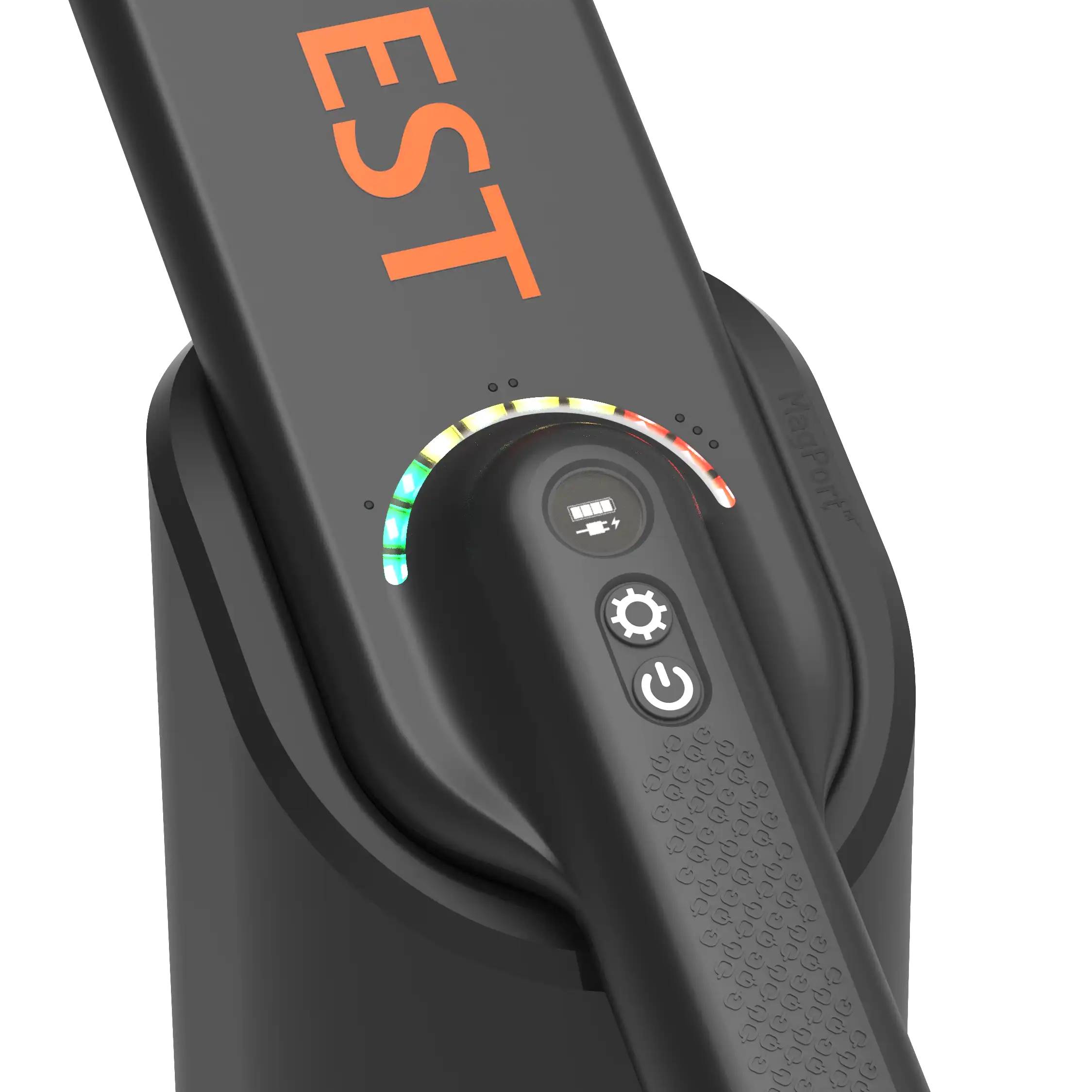 Nahaufnahme eines schwarzen tragbaren Geräts, das in einer Ladestation angedockt ist, mit einem bunten Akku-/Statusanzeiger, einer Zahnrad-/Einstellungsschaltfläche und einer Ein-/Aus-Taste.