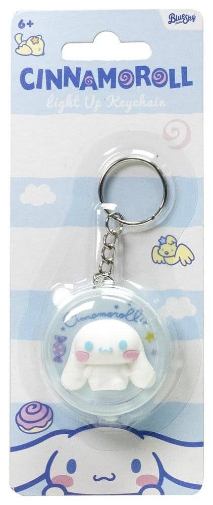 Cinnamoroll leuchtender Schlüsselanhänger in durchsichtiger Blisterverpackung mit silbernem Schlüsselring und rundem Charaktercharm auf einer pastellblauen Karte.