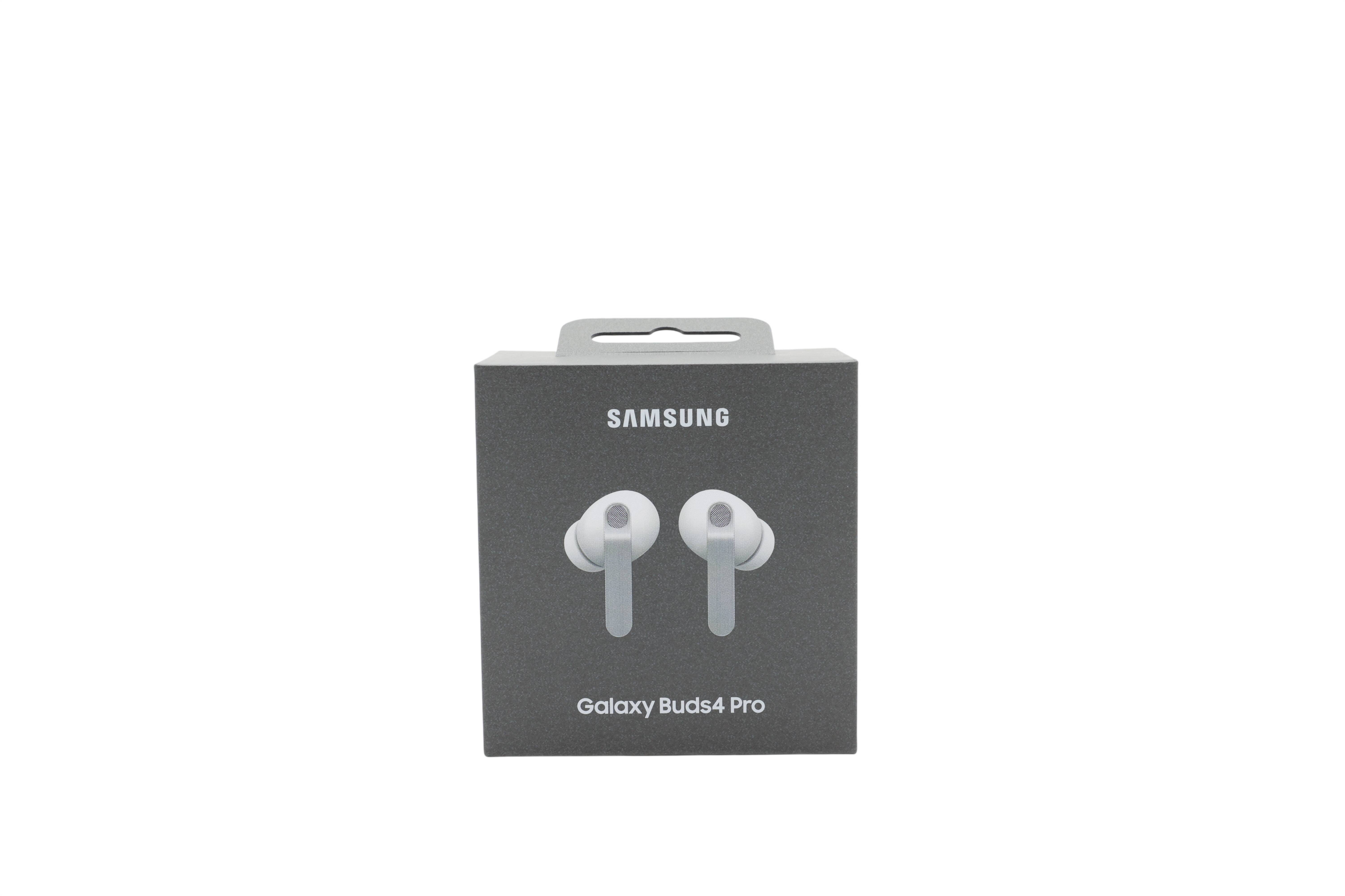 Samsung Galaxy Buds4 Pro Schachtel auf weißem Hintergrund dargestellt.