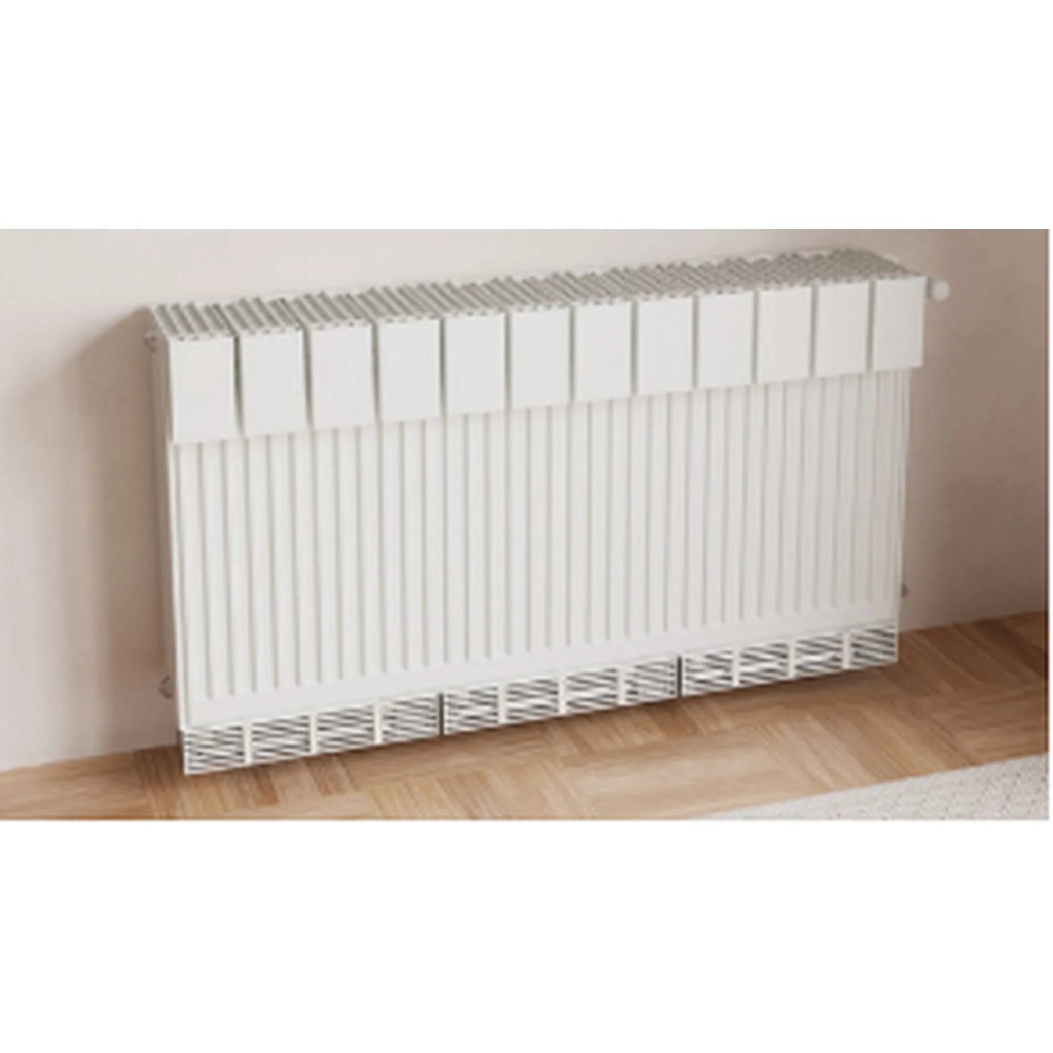 Weißer wandmontierter Heizkörper gegen eine beige Wand auf einem Holzboden.