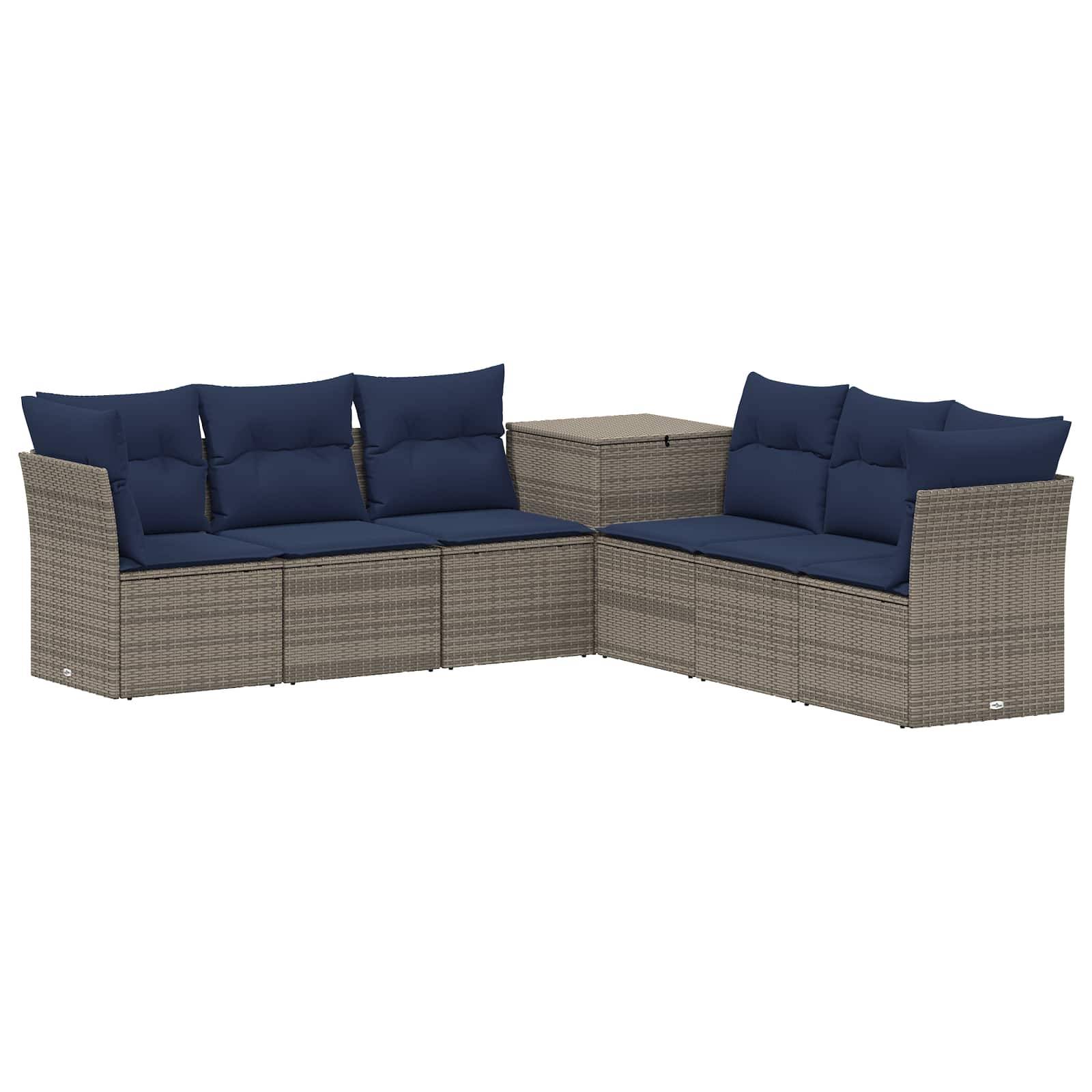 L-förmiges Outdoor-Ecksofa mit beigem Rattangestell, dunkelblauem Kissen und passendem quadratischem Beistelltisch.