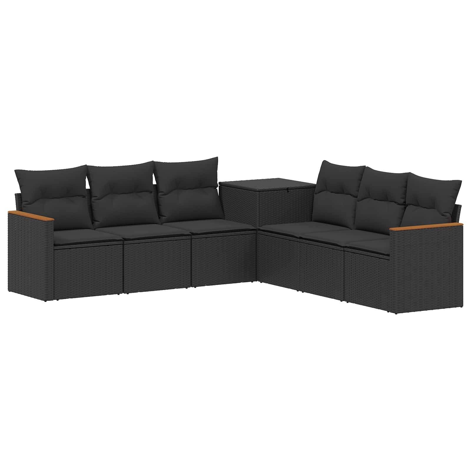 Schwarzes L-förmiges Outdoor-Sofa mit Kissen und kleinem passendem Eckentisch, auf weißem Hintergrund dargestellt.