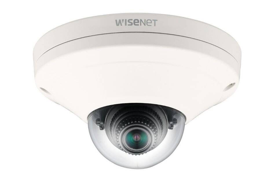Weiße Wisenet-Domensicherheitskamera mit sichtbarem Objektiv, dargestellt vor einem neutralen Hintergrund.