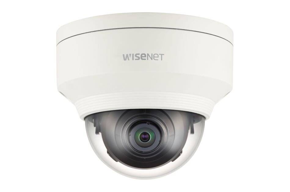 Weiße Wisenet-Domenkamera für die Sicherheitsüberwachung mit sichtbarem Objektiv, frontal auf einfachem Hintergrund abgebildet.