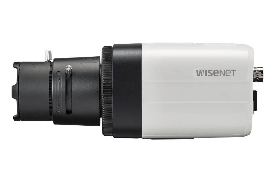 Weiße und schwarze Wisenet-Sicherheitskamera mit zylindrischem Linsengehäuse, in Seitenansicht auf einfachem weißem Hintergrund dargestellt.