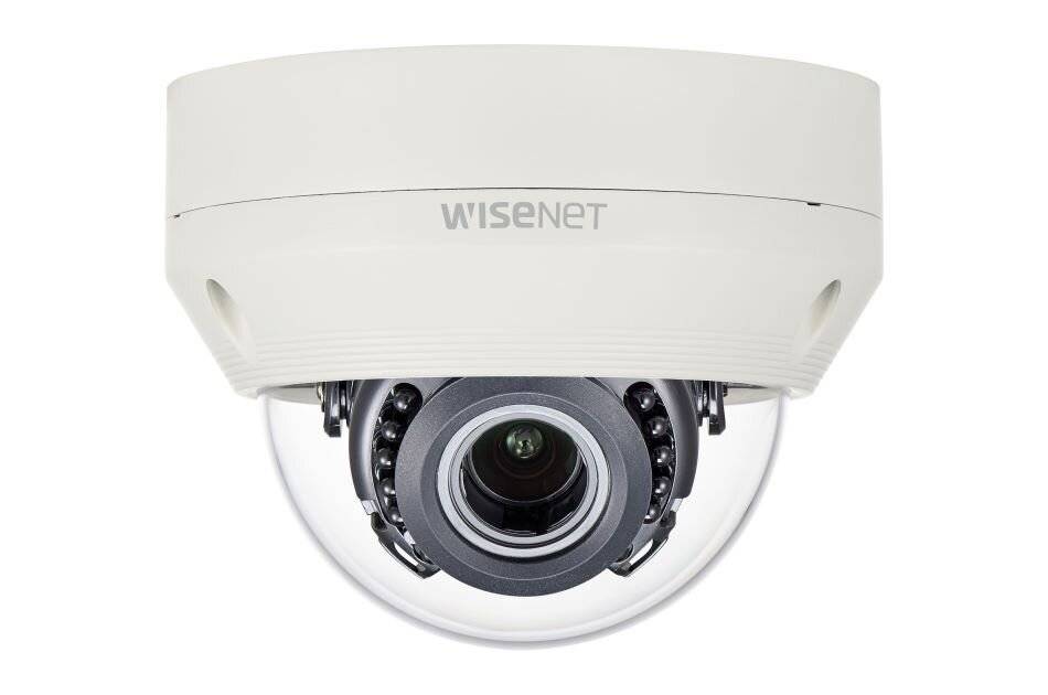 Weiße Wisenet-Kuppel-Sicherheitskamera mit sichtbarem Objektiv und transparentem Schutzgehäuse, frontal auf weißem Hintergrund abgebildet.