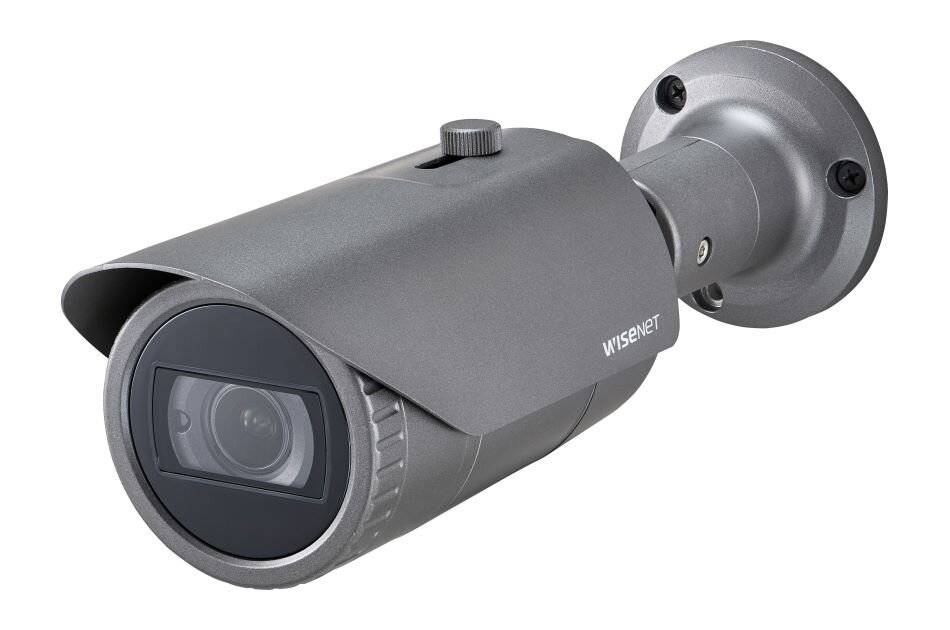 Graue Wisenet-Bullet-Sicherheitskamera auf einer Wandhalterung montiert, Seitenansicht auf weißem Hintergrund.