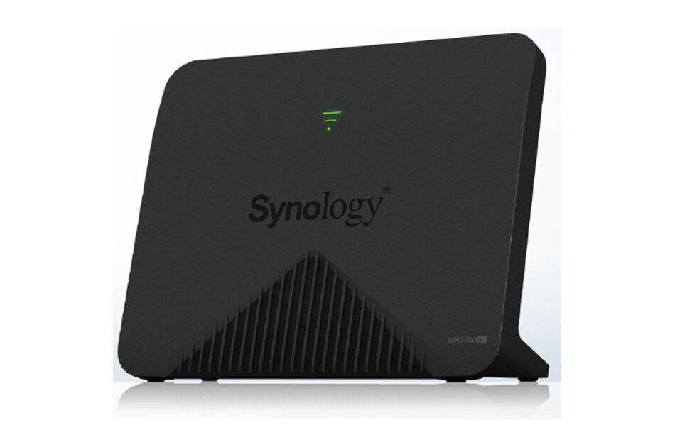 Synology schwarzer Netzwerk-Router mit grüner Statusleuchte und vorderer Belüftungsgitter auf weißem Hintergrund.