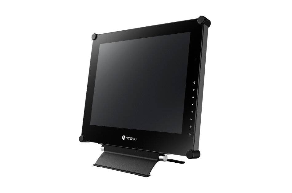 Schwarzer Nexovo Touchscreen-Monitor auf einem Ständer, angewinkelt vor weißem Hintergrund gezeigt.