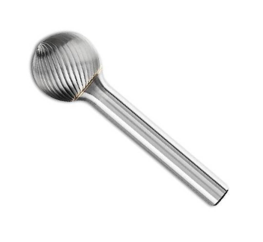 Metallischer kugelförmiger Streuer mit gerillter runder Oberseite und langem Griff, dargestellt vor einem einfachen weißen Hintergrund.