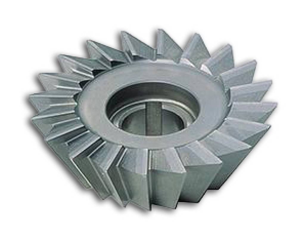 Metallischer Laufrad oder Turbinenrad mit vielen abgewinkelten Schaufeln und einer zentralen kreisförmigen Öffnung, dargestellt auf weißem Hintergrund.