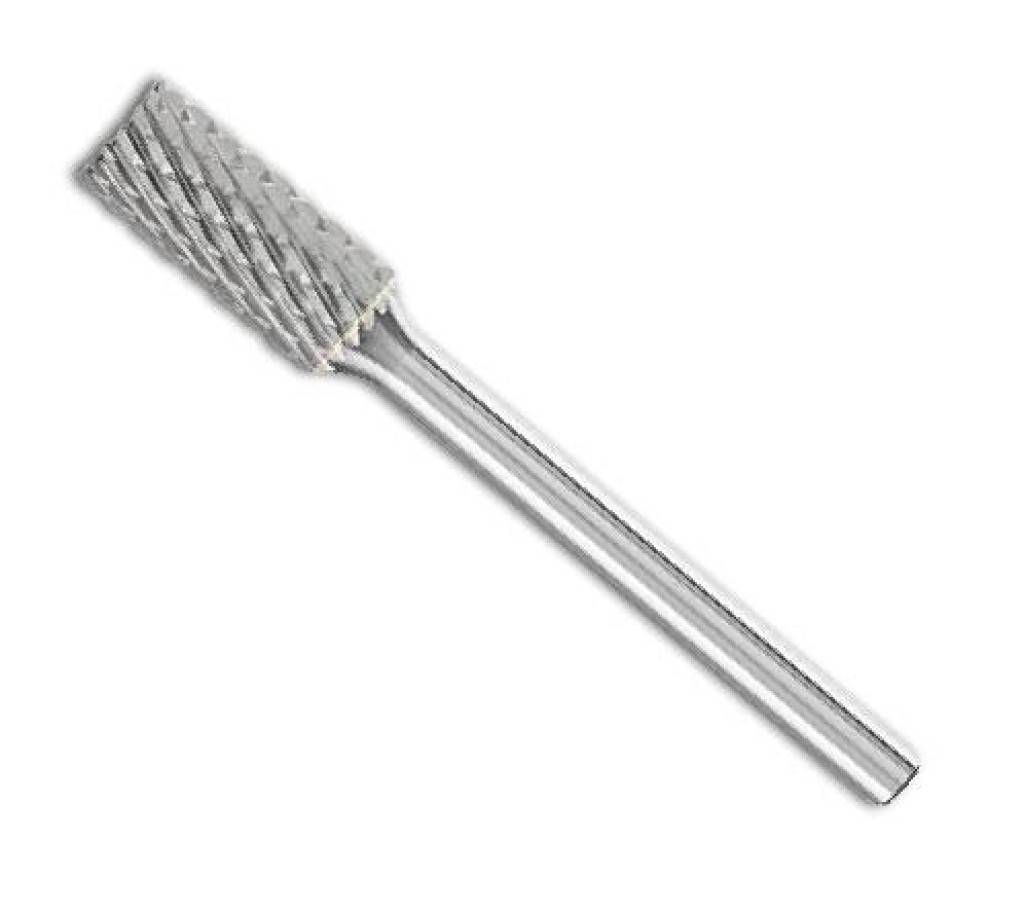 Hartmetall-Fräser mit kegelförmigem zylindrischem Schleifkopf und langem Schaft auf weißem Hintergrund.