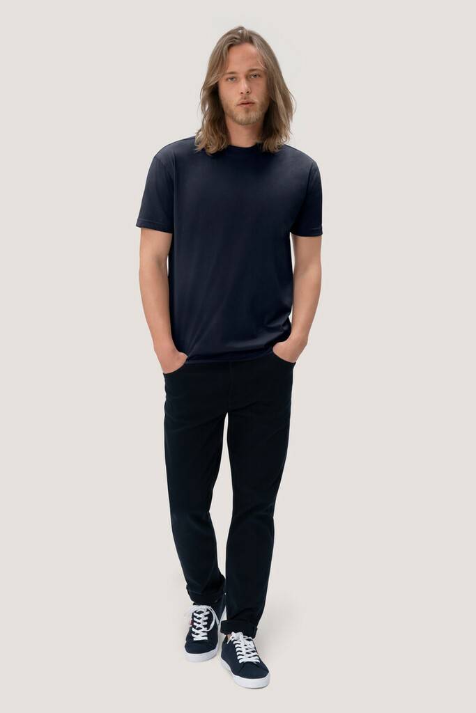 ProduktbeschreibungBesonders strapazierfähiges T-Shirt mit rundem Halsausschnitt, geripptem Halsbündchen und Nackenband. Leasingkoller zur einfachen